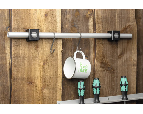 Aluminiumrohr mit zwei schwarzen Haltern an Holzwand montiert, an S-Haken hängt eine Tasse.