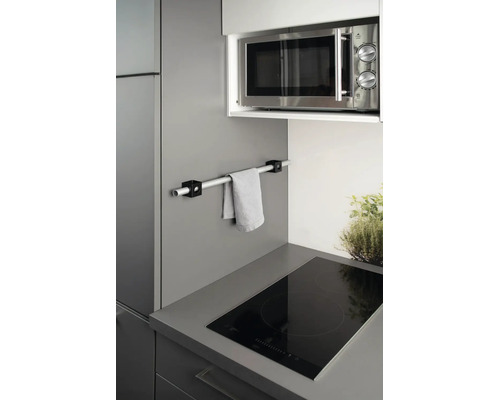 Barre de crédence de cuisine moderne en tube d'aluminium avec deux supports cubiques fixés au mur.