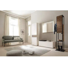 Heller Flur mit moderner Garderobe, Schrank, Sitzbank, Spiegel und Sofa im modernen Stil.