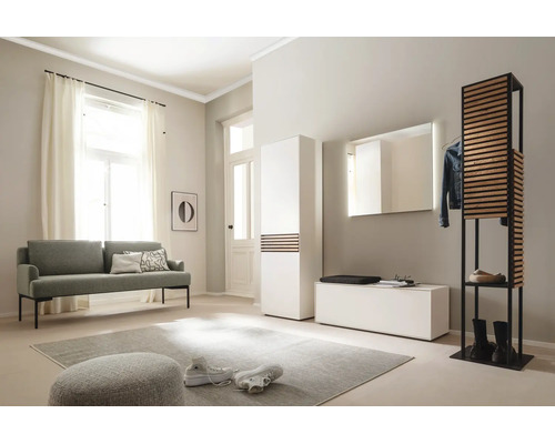 Heller Flur mit moderner Garderobe, Schrank, Sitzbank, Spiegel und Sofa im modernen Stil.
