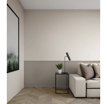 Wohnzimmer mit hellem Sofa, Holzboden im Fischgrätmuster, Wandvertäfelung aus Lamellen und gerahmtem Bild an der Wand.
