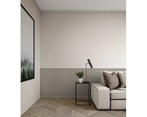 Wohnzimmer mit hellem Sofa, Holzboden im Fischgrätmuster, Wandvertäfelung aus Lamellen und gerahmtem Bild an der Wand.
