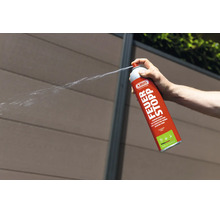 Une main actionne un spray extincteur ABUS Feuer Stopp qui projette un jet.