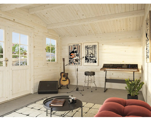 Une maison en bois chaleureuse avec une salle de musique équipée d une guitare, d un clavier, d un ampli, d un tabouret, table et fauteuil.