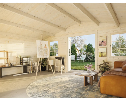 Vue intérieure d une cabane de jardin en bois lumineuse avec équipement d atelier, table basse, canapé et vue sur un jardin ensoleillé.