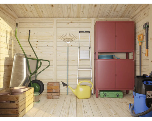 Abri de jardin en bois bien rangé avec armoire métallique, brouette, échelle et divers outils de jardinage sur un mur en bois.