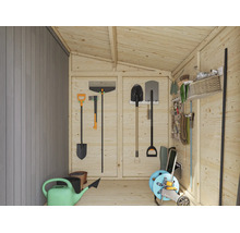 Innenansicht eines Holzgartenhauses mit organisierter Wandhalterung für Gartenwerkzeuge wie Spaten, Rechen und eine Axt.
