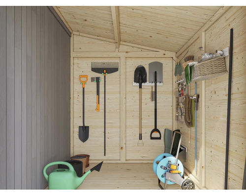 Innenansicht eines Holzgartenhauses mit organisierter Wandhalterung für Gartenwerkzeuge wie Spaten, Rechen und eine Axt.