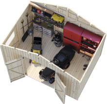 Aménagement d'un abri de jardin en bois avec tondeuse à gazon, tondeuse autoportée, étagères et accessoires d'atelier pour un rangement organisé.