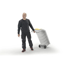 Un artisan tire une poubelle en plastique mobile sur roulettes.