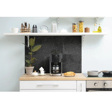 Coin cuisine moderne avec cafetière sur un plan de travail en bois et crédence en carrelage noir avec étagère de cuisine.