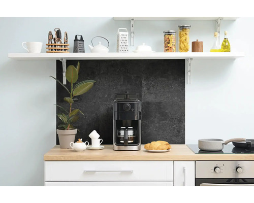 Coin cuisine moderne avec cafetière sur un plan de travail en bois et crédence en carrelage noir avec étagère de cuisine.