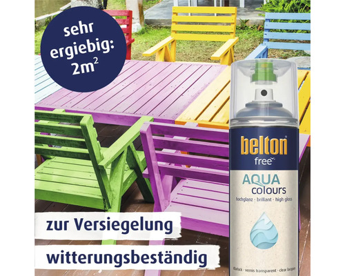Belton Free Aqua Colours Klarlack Spraydose vor bunten Holzgartenmöbeln zur witterungsbeständigen Versiegelung mit zwei Quadratmeter Ergiebigkeit.