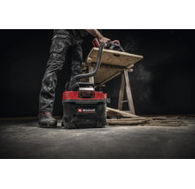 Aspirateur eau et poussières sans fil Einhell utilisé avec une scie circulaire pour travailler le bois sur un établi.