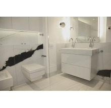 Salle de bain moderne avec meuble vasque suspendu, WC suspendu, bidet et grands carreaux avec veinage noir prononcé.