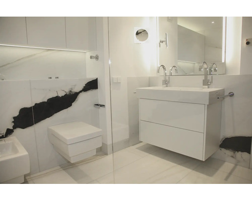 Salle de bain moderne avec meuble vasque suspendu, WC suspendu, bidet et grands carreaux avec veinage noir prononcé.