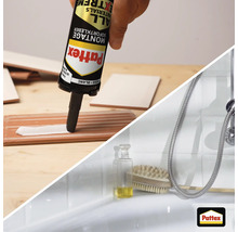 Pattex Montagekleber in der Kartusche wird auf eine Fliese aufgetragen, ergänzt durch eine Szene eines Badezimmers mit Badewanne und Zubehör.