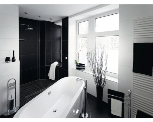 Salle de bains moderne avec baignoire îlot, douche à l'italienne, carrelages contrastés et radiateur sèche-serviettes pour une ambiance élégante.