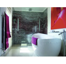 Salle de bain moderne avec baignoire îlot, douche à l'italienne avec carrelage en pierre naturelle et sèche-serviettes.