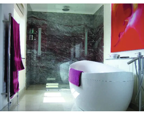 Salle de bain moderne avec baignoire îlot, douche à l'italienne avec carrelage en pierre naturelle et sèche-serviettes.