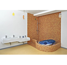 Kindgerechtes Badezimmer mit einem langen Waschbecken für mehrere Personen und einem Mosaik gefliesten Dusch- und Badebereich.