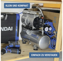 Compresseur Hyundai Super Silent petit et compact rangé sur une étagère en bois avec accessoires et perceuse sans fil