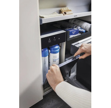 Système de filtration d'eau potable Blanco encastré dans un meuble bas de cuisine avec deux cartouches filtrantes et affichage numérique.