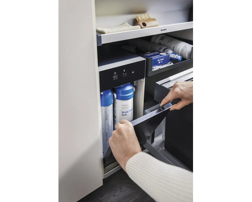 Système de filtration d'eau potable Blanco encastré dans un meuble bas de cuisine avec deux cartouches filtrantes et affichage numérique.