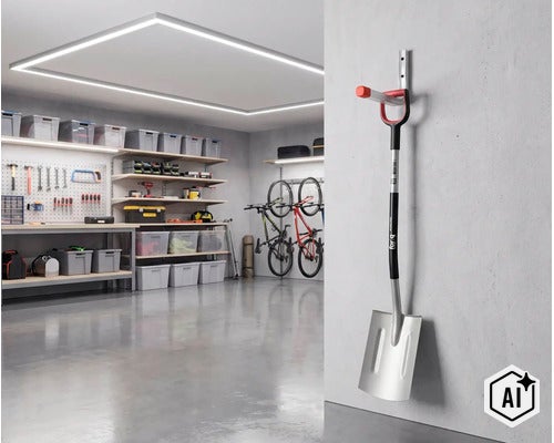 Spaten an einem Wandhalter in einer aufgeräumten Garage mit Werkbank und Fahrradaufhängung. (Image AI modified or generated)