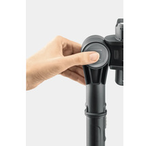 Main appuyant sur le bouton d une articulation ou d un manche télescopique d appareil Kärcher