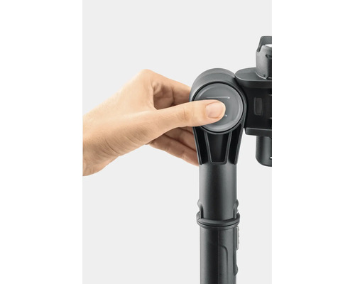 Main appuyant sur le bouton d une articulation ou d un manche télescopique d appareil Kärcher