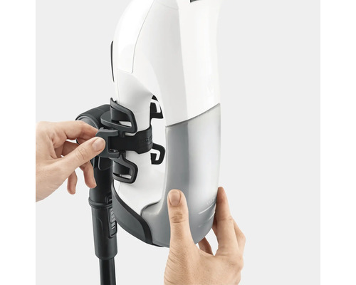 Mains insérant un nettoyeur de vitres Kärcher dans un support