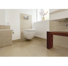 Salle de bains moderne avec toilettes suspendues et bâti support, carrelage dans des tons naturels et meuble vasque en bois foncé.
