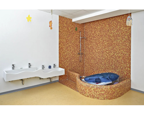 Kindgerechtes Badezimmer mit einem langen Waschbecken für mehrere Personen und einem Mosaik gefliesten Dusch- und Badebereich.