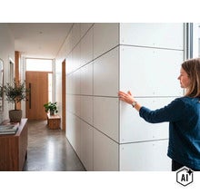 Mur de couloir moderne avec grands panneaux muraux et vissage apparent dans une entrée lumineuse et accueillante. (Image AI modified or generated)