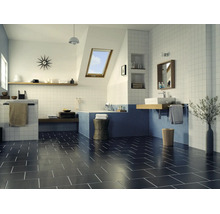 Salle de bain moderne avec carrelage mosaïque bleu autour de la baignoire et carreaux muraux carrés, avec carrelage de sol sombre.