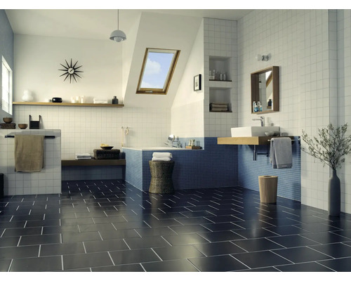 Salle de bain moderne avec carrelage mosaïque bleu autour de la baignoire et carreaux muraux carrés, avec carrelage de sol sombre.
