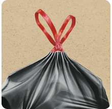 Un sac poubelle en plastique noué avec cordon pour une élimination facile des déchets