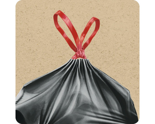 Un sac poubelle en plastique noué avec cordon pour une élimination facile des déchets