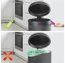 Illustration de l'utilisation correcte et incorrecte d'une poubelle à pédale avec un support pour fixer le sac poubelle.