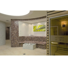 Espace bien-être moderne avec cabine infrarouge, banc carrelé en mosaïque et bain de pieds dans une ambiance élégante et relaxante.