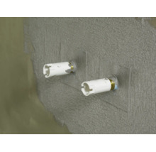 Zwei Wandanschlussstutzen fuer Sanitärinstallationen in einer verputzten Wand eingearbeitet