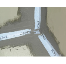 Verbundabdichtung mit PCI Dichtband in einer Innenecke auf Boden und Wand zur Abdichtung im Bad.