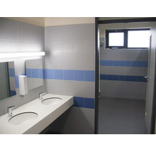 Modernes Badezimmer mit Doppelwaschbecken, Wandfliesen in zwei Streifen und funktionaler Beleuchtung.