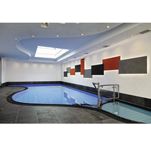 Modernes Hallenbad mit gefliestem Pool und Whirlpool, dekorativen Wandpaneelen mit Hintergrundbeleuchtung und geschwungener Deckenkonstruktion.