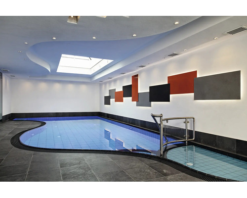 Modernes Hallenbad mit gefliestem Pool und Whirlpool, dekorativen Wandpaneelen mit Hintergrundbeleuchtung und geschwungener Deckenkonstruktion.