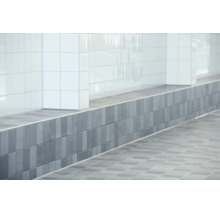 Carreaux de mur et de sol dans une salle de bain moderne avec des carreaux muraux carrés et des carreaux de sol rectangulaires au design épuré