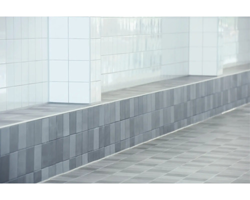 Carreaux de mur et de sol dans une salle de bain moderne avec des carreaux muraux carrés et des carreaux de sol rectangulaires au design épuré