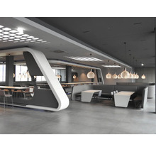 Cantine moderne au design futuriste, espace de restauration avec tables, bancs et suspensions lumineuses dans une ambiance claire et organisée.
