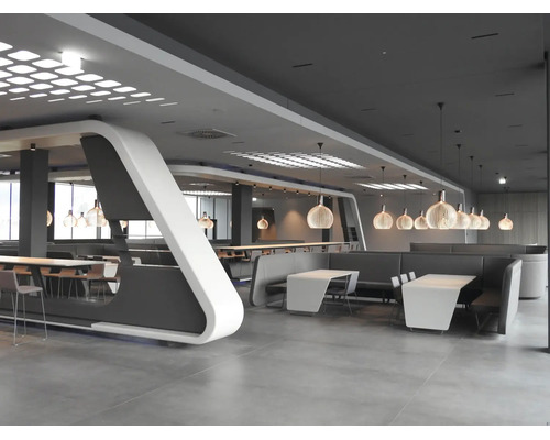 Cantine moderne au design futuriste, espace de restauration avec tables, bancs et suspensions lumineuses dans une ambiance claire et organisée.